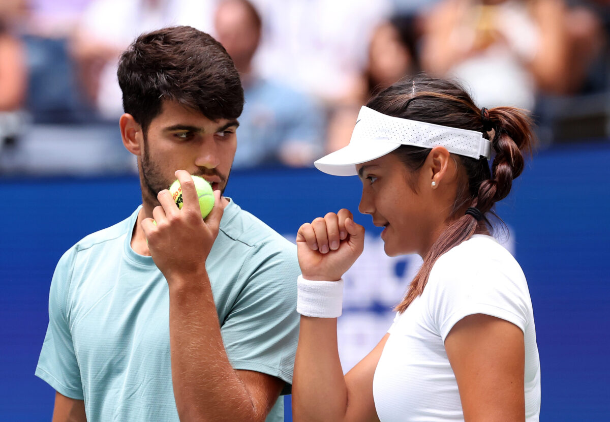Carlos Alcaraz e Emma Raducanu, la nuova coppia del tennis che fa sognare in campo (e fuori) Carlos Alcaraz e Emma Raducanu, la nuova coppia del tennis che fa sognare in campo (e fuori)