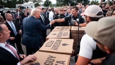 Donald Trump, pizza e hamburger per la polizia e guardia nazionale a Washington