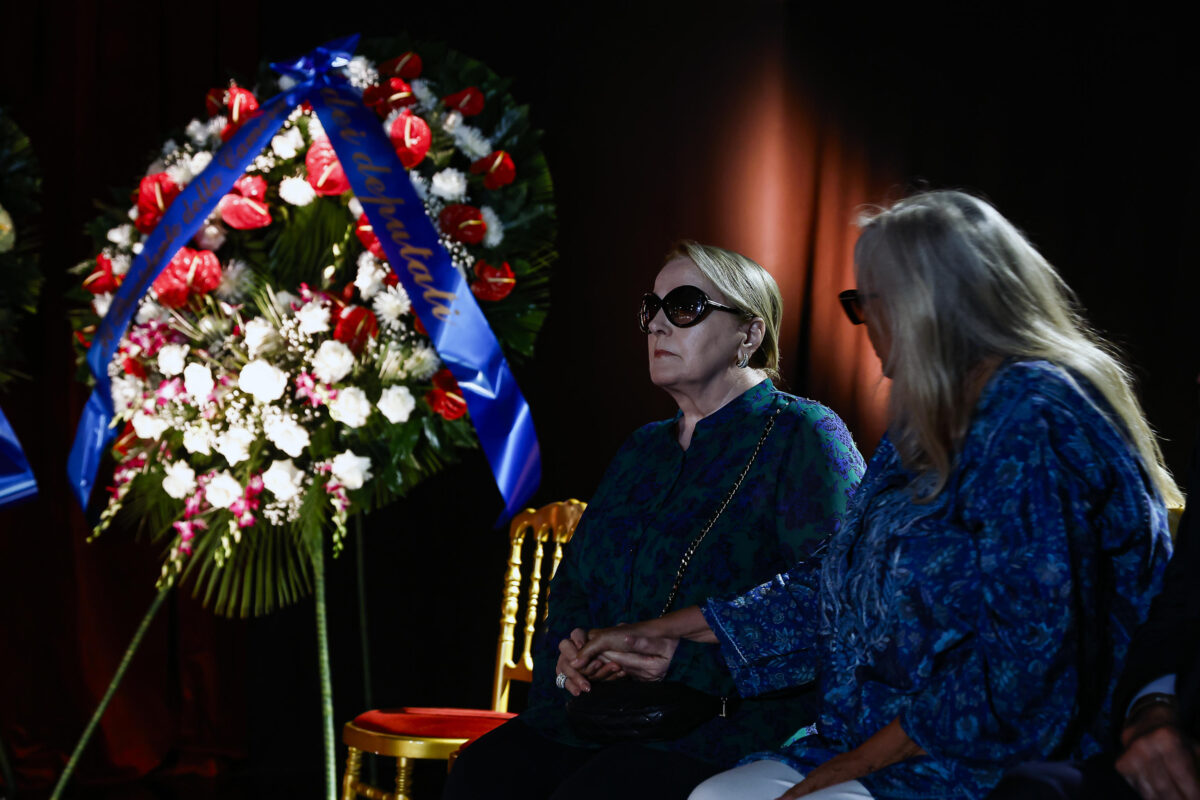 Pippo Baudo, alla camera ardente tanti vip e una folla di gente comune Pippo Baudo, alla camera ardente tanti vip e una folla di gente comune