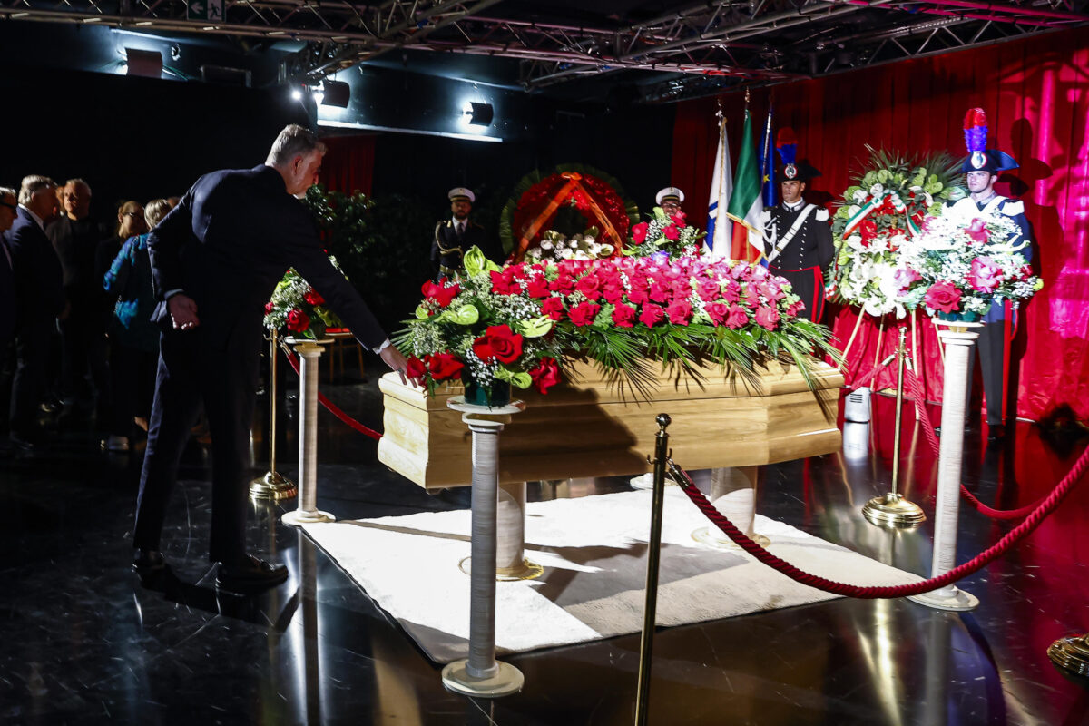 Pippo Baudo, alla camera ardente tanti vip e una folla di gente comune Pippo Baudo, alla camera ardente tanti vip e una folla di gente comune