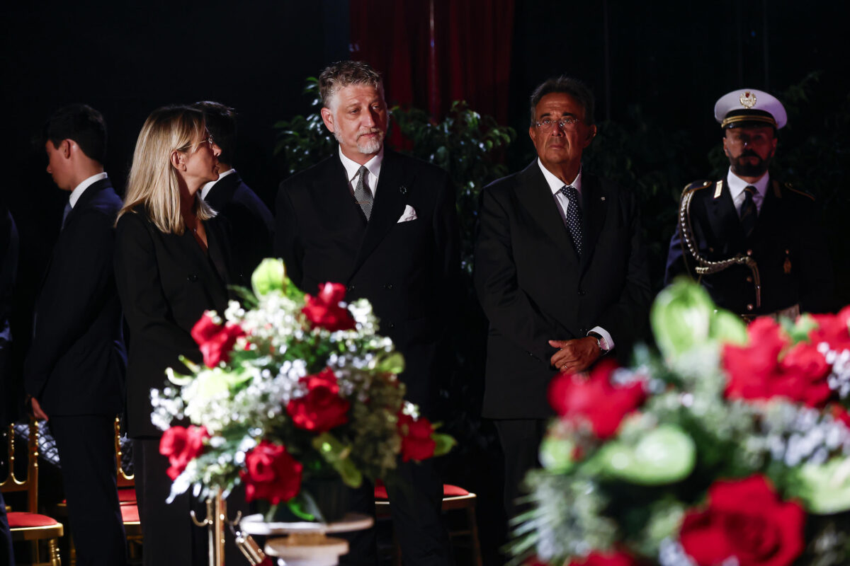 Pippo Baudo, alla camera ardente tanti vip e una folla di gente comune Pippo Baudo, alla camera ardente tanti vip e una folla di gente comune