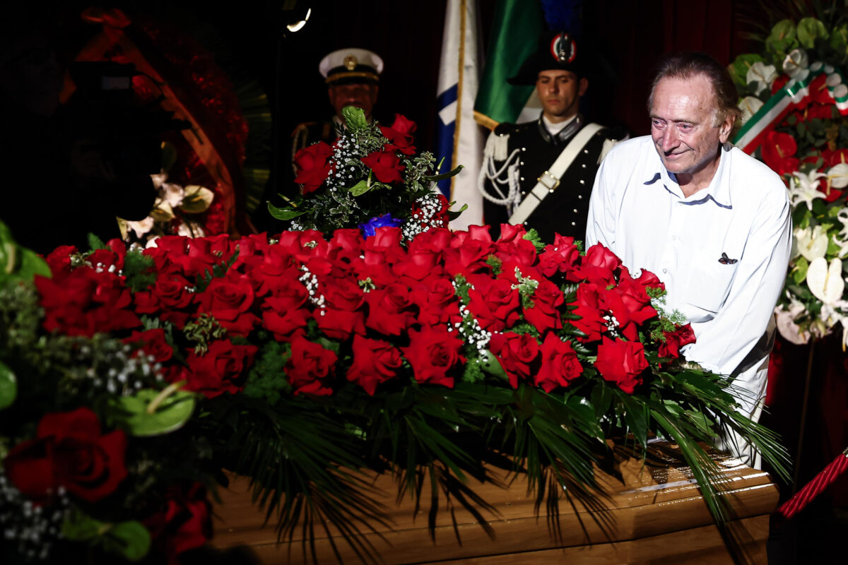 Pippo Baudo, alla camera ardente tanti vip e una folla di gente comune Pippo Baudo, alla camera ardente tanti vip e una folla di gente comune