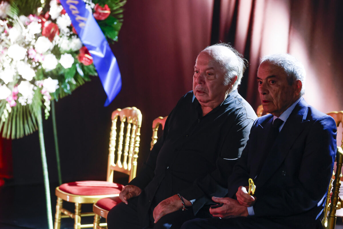 Pippo Baudo, alla camera ardente tanti vip e una folla di gente comune Pippo Baudo, alla camera ardente tanti vip e una folla di gente comune