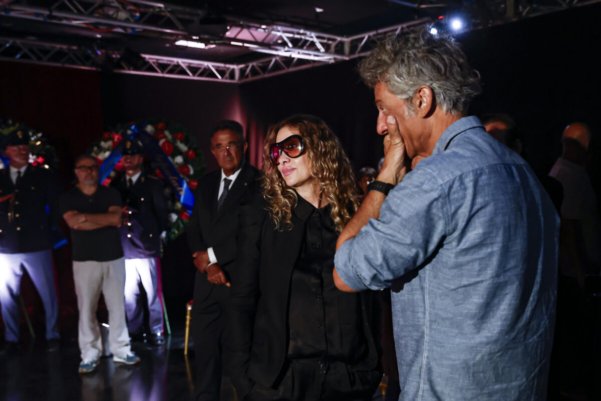 Pippo Baudo, alla camera ardente tanti vip e una folla di gente comune Pippo Baudo, alla camera ardente tanti vip e una folla di gente comune