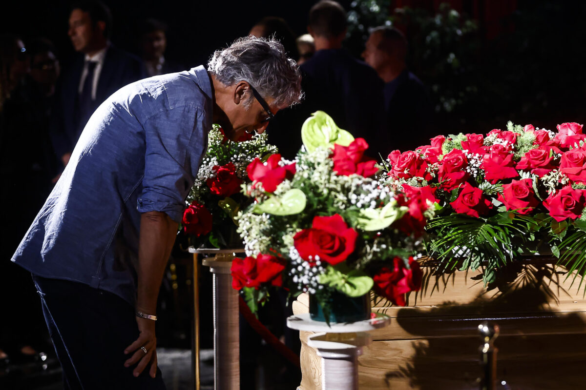 Pippo Baudo, alla camera ardente tanti vip e una folla di gente comune Pippo Baudo, alla camera ardente tanti vip e una folla di gente comune