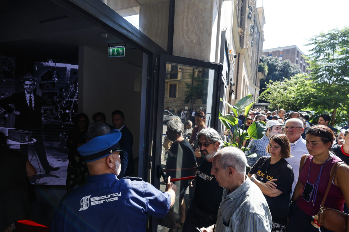 Pippo Baudo, alla camera ardente tanti vip e una folla di gente comune Pippo Baudo, alla camera ardente tanti vip e una folla di gente comune