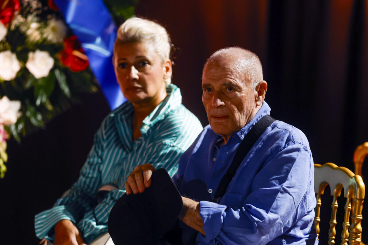 Pippo Baudo, alla camera ardente tanti vip e una folla di gente comune Pippo Baudo, alla camera ardente tanti vip e una folla di gente comune