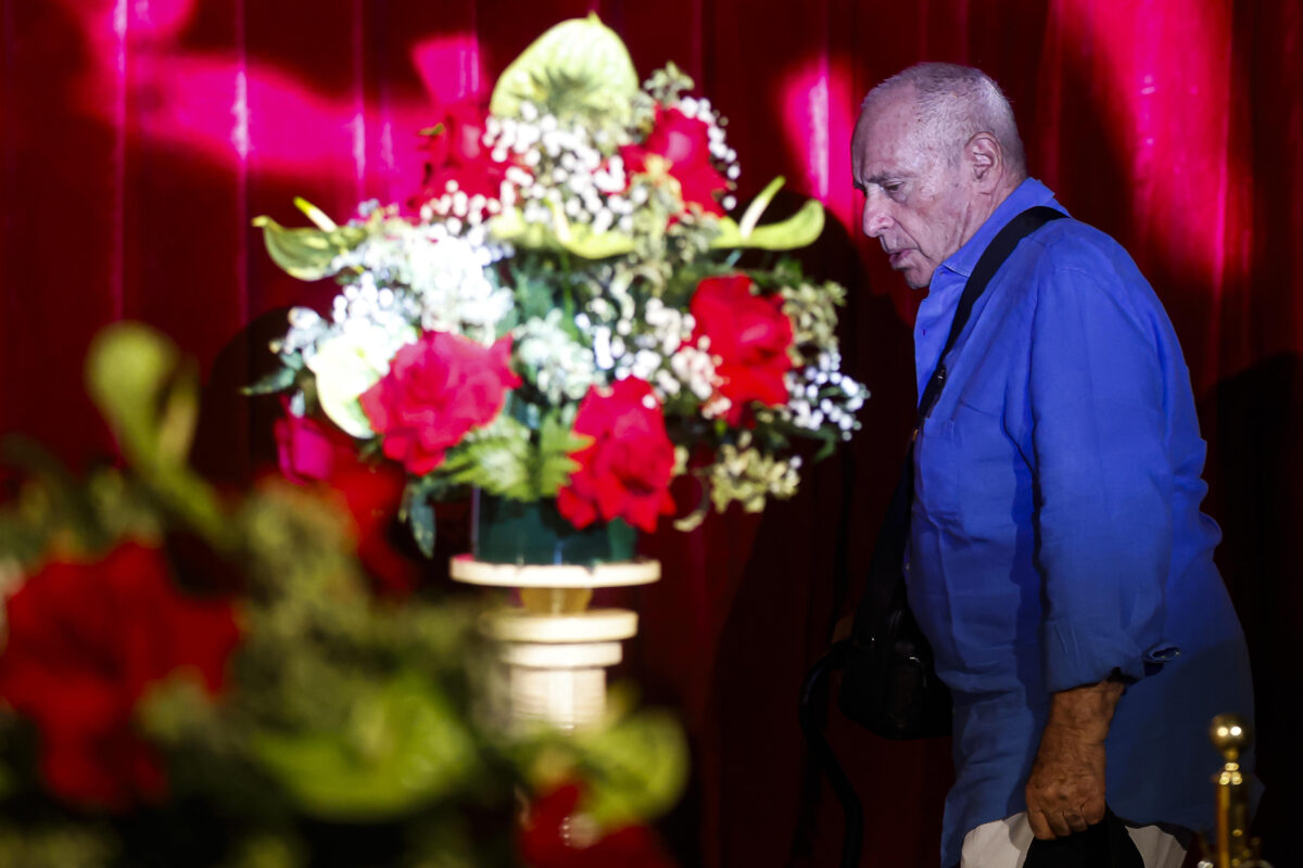 Pippo Baudo, alla camera ardente tanti vip e una folla di gente comune Pippo Baudo, alla camera ardente tanti vip e una folla di gente comune