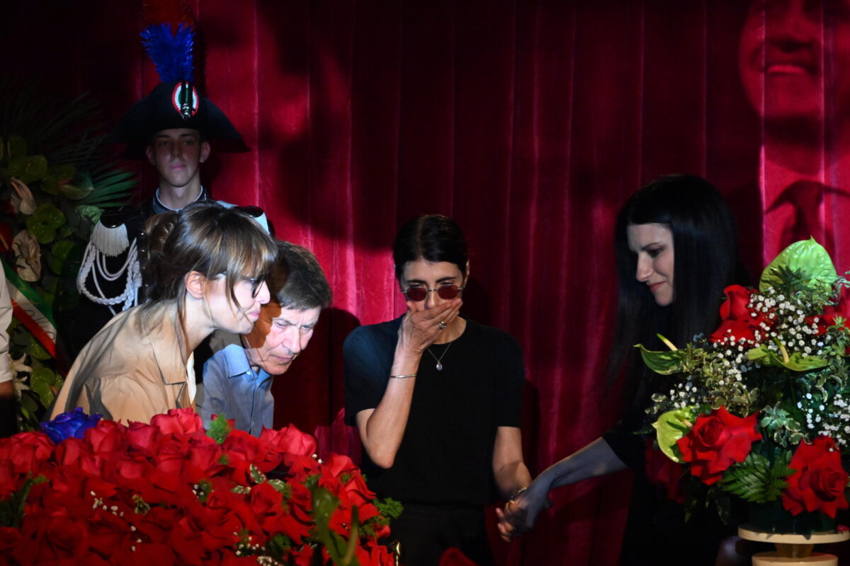 Pippo Baudo, alla camera ardente tanti vip e una folla di gente comune Pippo Baudo, alla camera ardente tanti vip e una folla di gente comune