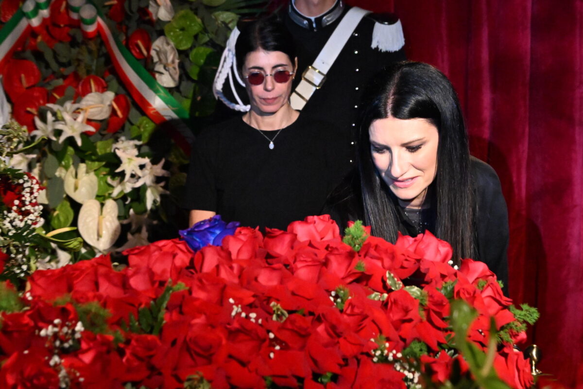 Pippo Baudo, alla camera ardente tanti vip e una folla di gente comune Pippo Baudo, alla camera ardente tanti vip e una folla di gente comune