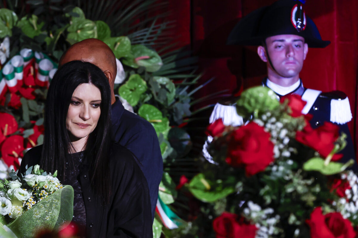 Pippo Baudo, alla camera ardente tanti vip e una folla di gente comune Pippo Baudo, alla camera ardente tanti vip e una folla di gente comune