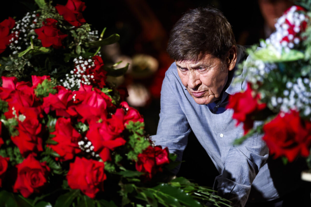 Pippo Baudo, alla camera ardente tanti vip e una folla di gente comune Pippo Baudo, alla camera ardente tanti vip e una folla di gente comune