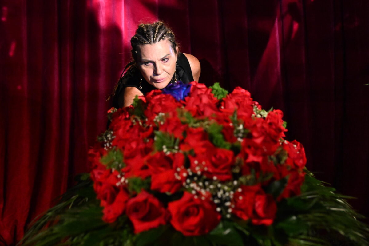 Pippo Baudo, alla camera ardente tanti vip e una folla di gente comune Pippo Baudo, alla camera ardente tanti vip e una folla di gente comune