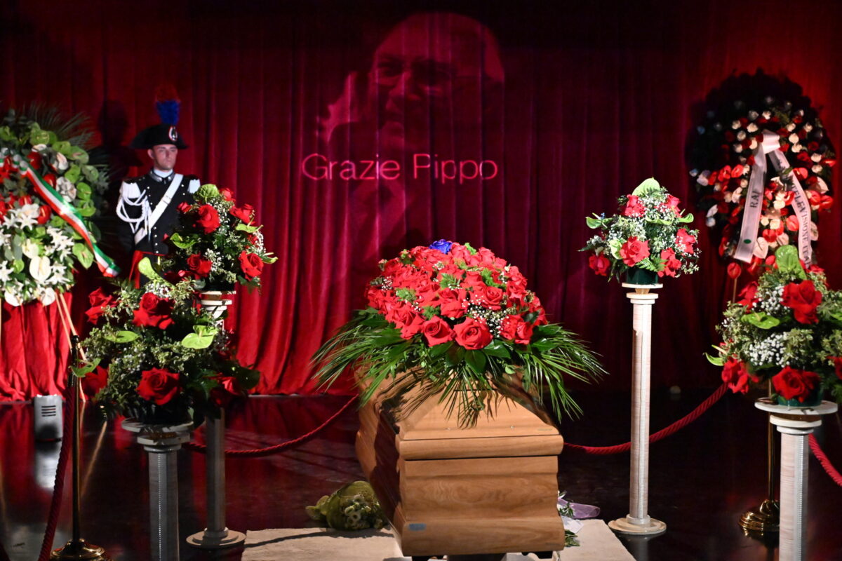 Pippo Baudo, alla camera ardente tanti vip e una folla di gente comune Pippo Baudo, alla camera ardente tanti vip e una folla di gente comune