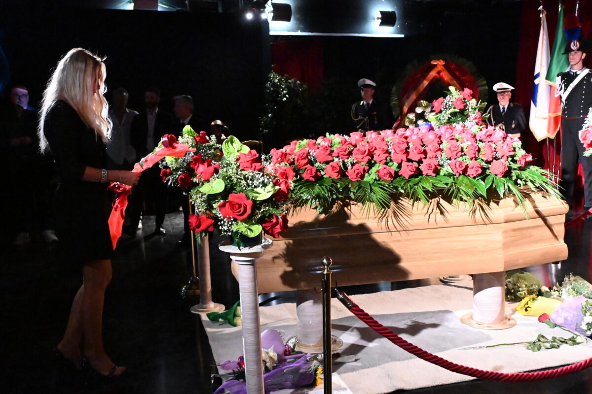 Pippo Baudo, alla camera ardente tanti vip e una folla di gente comune Pippo Baudo, alla camera ardente tanti vip e una folla di gente comune