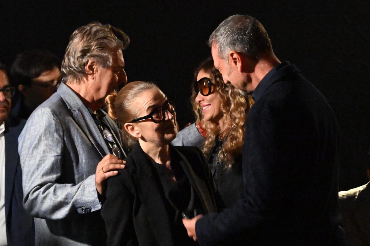 Pippo Baudo, alla camera ardente tanti vip e una folla di gente comune Pippo Baudo, alla camera ardente tanti vip e una folla di gente comune