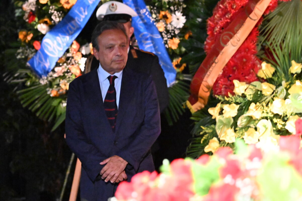 Pippo Baudo, alla camera ardente tanti vip e una folla di gente comune Pippo Baudo, alla camera ardente tanti vip e una folla di gente comune