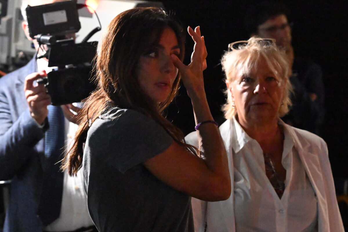 Pippo Baudo, alla camera ardente tanti vip e una folla di gente comune Pippo Baudo, alla camera ardente tanti vip e una folla di gente comune