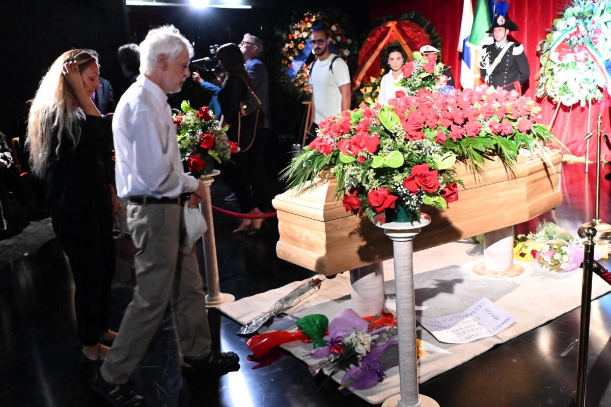 Pippo Baudo, alla camera ardente tanti vip e una folla di gente comune Pippo Baudo, alla camera ardente tanti vip e una folla di gente comune