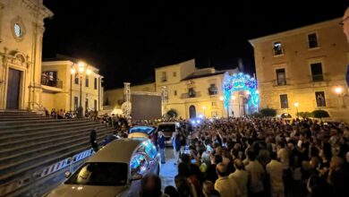 Pippo Baudo, l’arrivo del feretro nella sua Militello