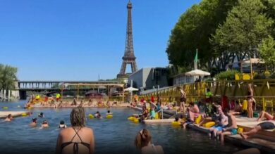 Il bagno nella Senna per combattere il caldo a Parigi