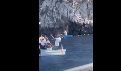 Capri, la rissa tra battellieri davanti alla Grotta Azzurra: un barcaiolo spinge un collega in acqua