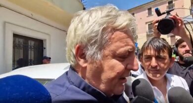 Pippo Baudo, il padre spirituale: «Ultime settimane di grande sofferenza. Era sotto morfina»