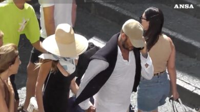 David e Victoria Beckham avvistati a Capri: passeggiata e shopping nella Piazzetta