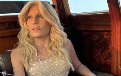 Donatella Versace sorprende tutti: il filler non va più di moda e il suo glow-up diventa virale