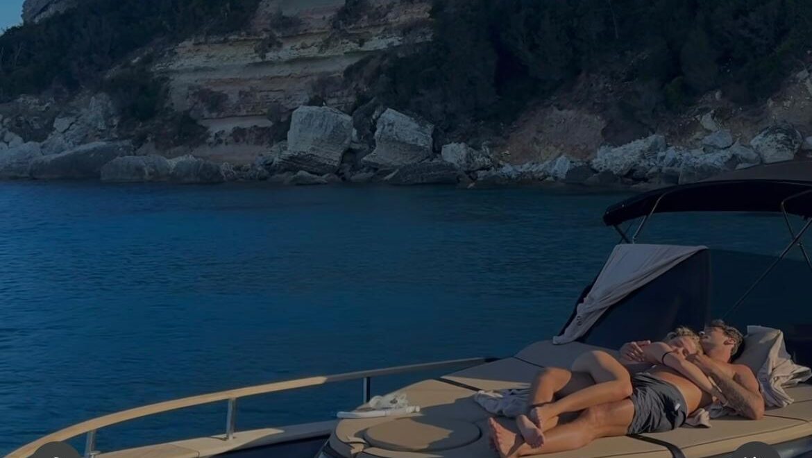 Stefano De Martino e Caroline Tronelli, è amore alla luce del sole