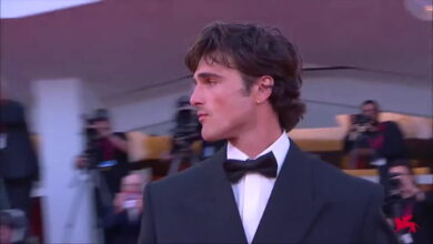 Festival del cinema di Venezia, Jacob Elordi star sul red carpet: bagno di folla per la première di Frankenstein