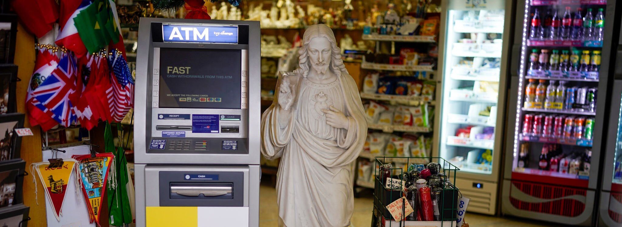 Il bancomat è sparito (e quelli privati ci stanno spennando)