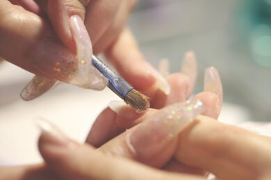 Svolta nella manicure: stop a due sostanze tossiche in gel e smalti semipermanenti dall’1 settembre