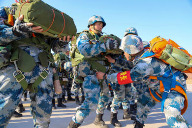 Mosca forma paracadutisti cinesi per attaccare Taiwan