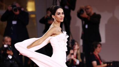 Rocío Muñoz Morales, il ritorno in pubblico a Venezia dopo lo scandalo Bova: «Sto bene, non si vede?»