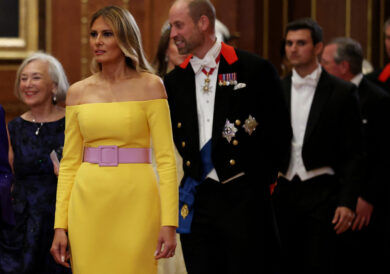 Dal trench Burberry al giallo Carolina Herrera: il linguaggio della moda di Melania Trump
