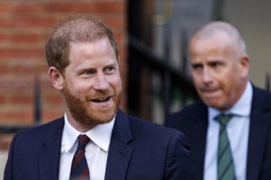 Harry a Londra e senza Meghan: si riaccendono le ipotesi di pace in famiglia e i dubbi sulla salute di re Carlo