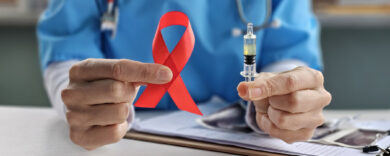 Hiv in Italia, casi in aumento tra giovani e over 50: “Il virus sfrutta il silenzio”