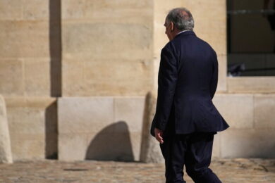 Bayrou, il premier francese è caduto. Ecco la nuova Waterloo di Macron