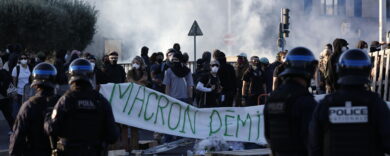 Francia in rivolta: “Bloquons tout” sfida Macron, 200 arresti e città paralizzate