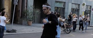 Harry Styles sorprende i fan: corre la maratona di Berlino in incognito e firma il suo record personale