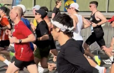 Harry Styles spiazza tutti: maratona di Berlino in incognito e record sotto le 3 ore