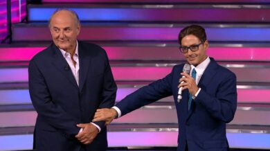 Pier Silvio Berlusconi a sorpresa nello studio de “La Ruota della fortuna”: «Abbiamo fatto un piccolo miracolo»