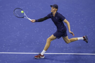 Sinner soffre e vince, è in finale Ancora con Alcaraz per il numero 1