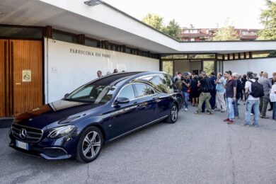 Funerali Emilio Fede, l’uscita del feretro dalla chiesa di Segrate