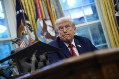 Trump rilancia la guerra dei dazi: nel mirino farmaci, mobili e camion pesanti