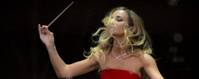 Beatrice Venezi, da talento a raccomandata. Il voltafaccia dei media sul direttore d’orchestra