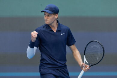 Sinner rimonta Zverev e trionfa “Dedicato alla famiglia e a Leila”