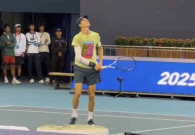 Jannik Sinner sorprende a Pechino: fa sparire una palla nella tasca dei pantaloncini