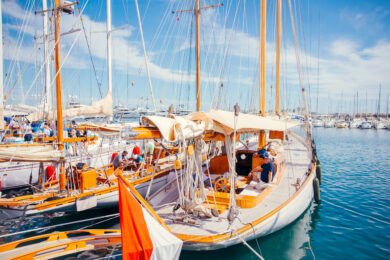 Vele d’Epoca di Imperia 2025: vento teso e tattiche decisive al primo giorno di regate